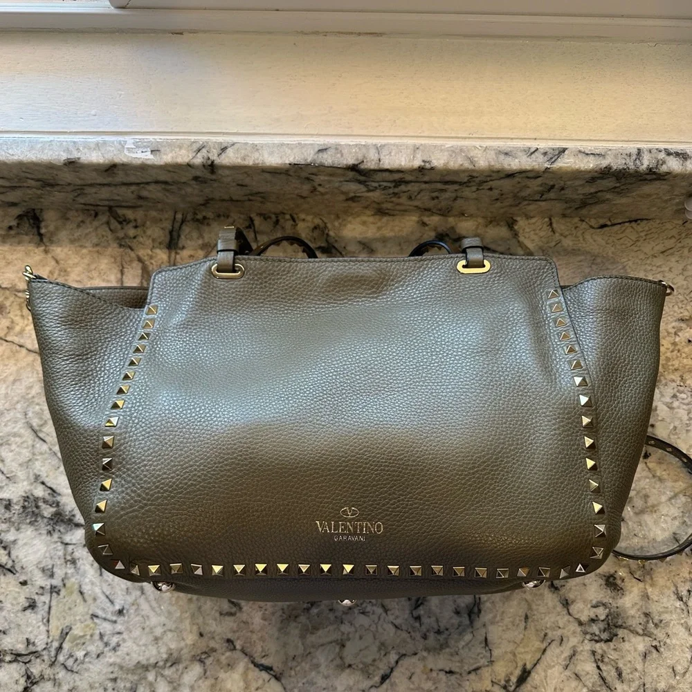 SOLD!!!! Valentino Medium Rockstud Leather Tote - Picture 4 of 16